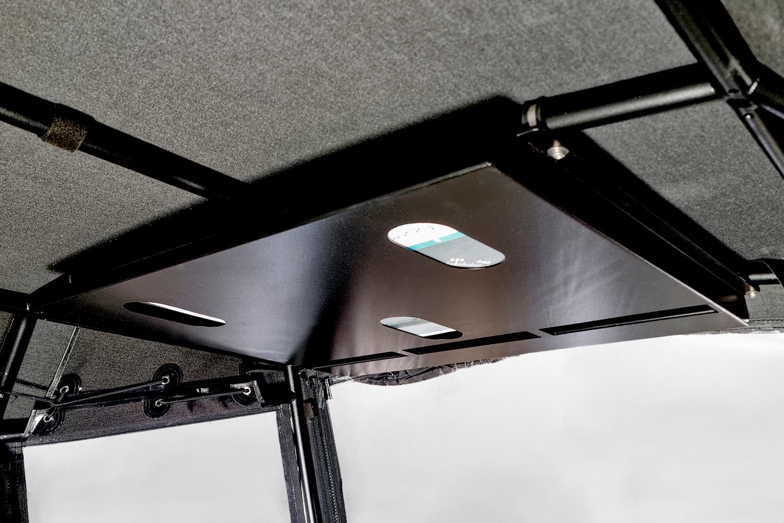 Erillinen lokero merikartalle, joka kiinnitetään T-top -katoksen sisäkattoon.