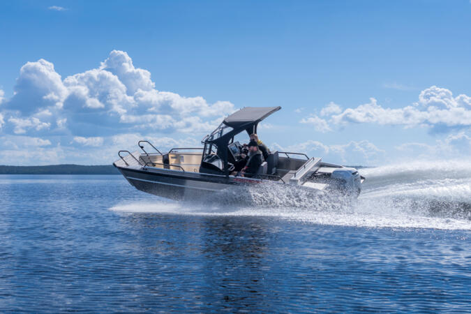Faster 545 SC is a bow ramp equipped multitasker with dual steering consoles combined by a steady middle door.