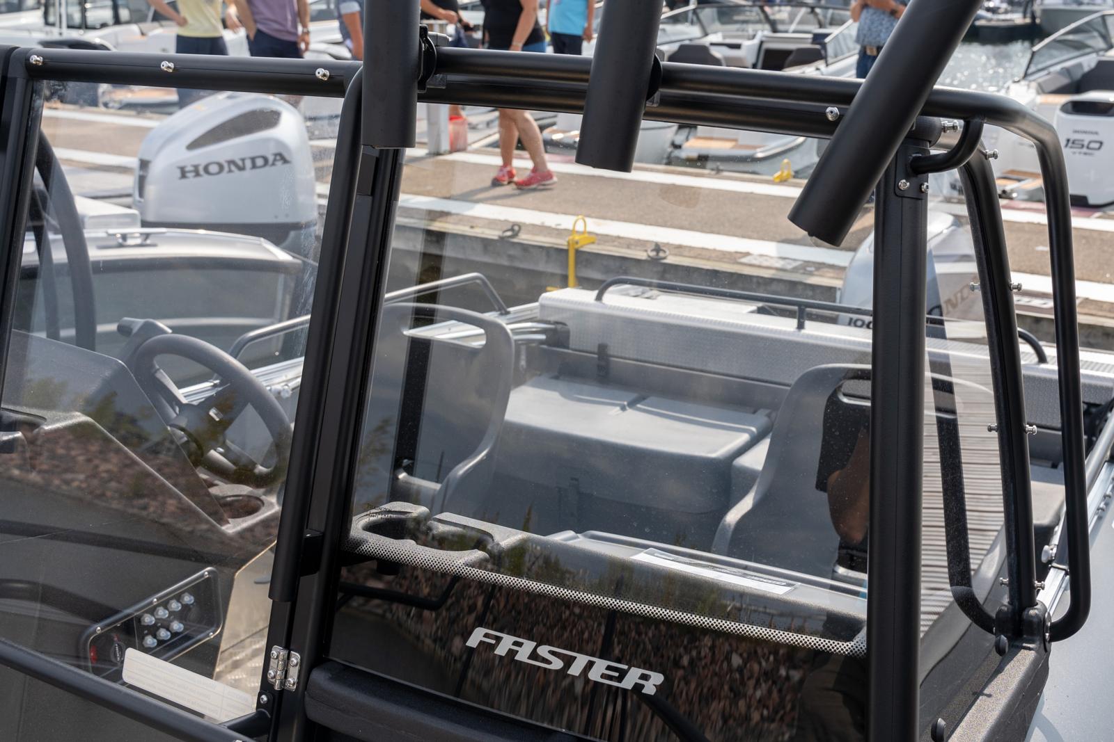 Varustelua helpottavat varustekaaret tuplapulpetillisten 525/545/570 -mallien pulpetteihin. 