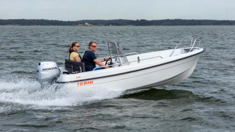 The Terhi 450 C is a versatile cottage and general-purpose boat with a side console.