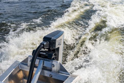 Pitkärikinen X40 L vastaa työntövoimaltaan noin 60-hevosvoimaista perinteistä bensaperämoottoria.