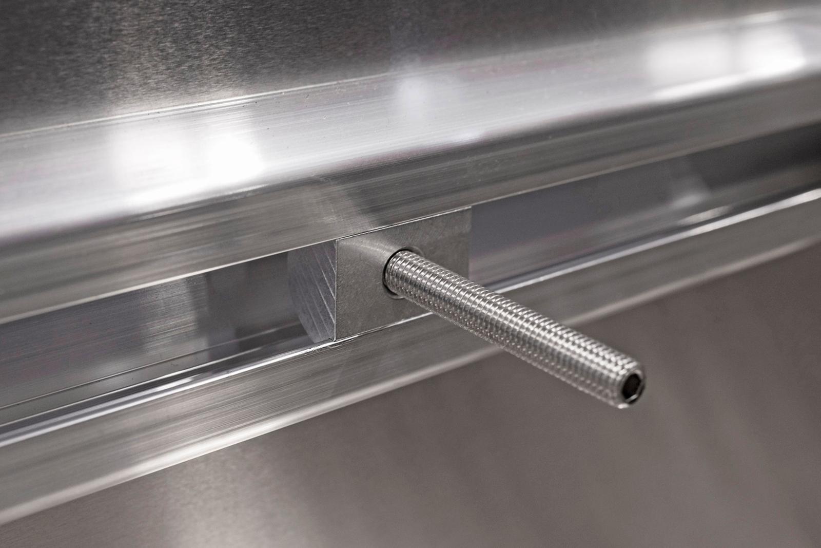 40 mm kiinnityspultti varusteiden kiinnittämistä varten.