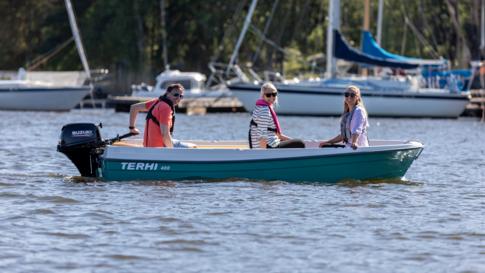 In the Verde color scheme, the boat’s exterior is green, and the interior is white.