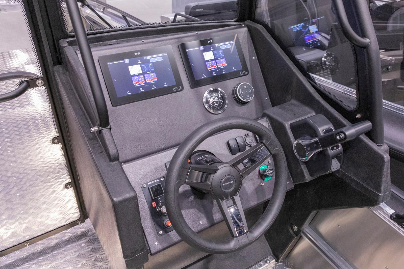 Tupla-asennus kahdelle 9'' Raymarine -näytölle. Sopii 635 CC/SC -malleihin.