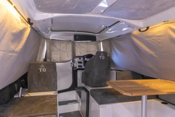 Ohjaushytin verhosarja tuo kaivattua yksityisyyttä TG 7.9/7.9S -I32veneellä kulkevalle.