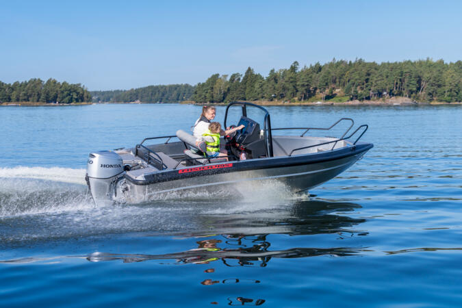 Faster 495 XC - A versatile aluminium centre console boat with practical side doors