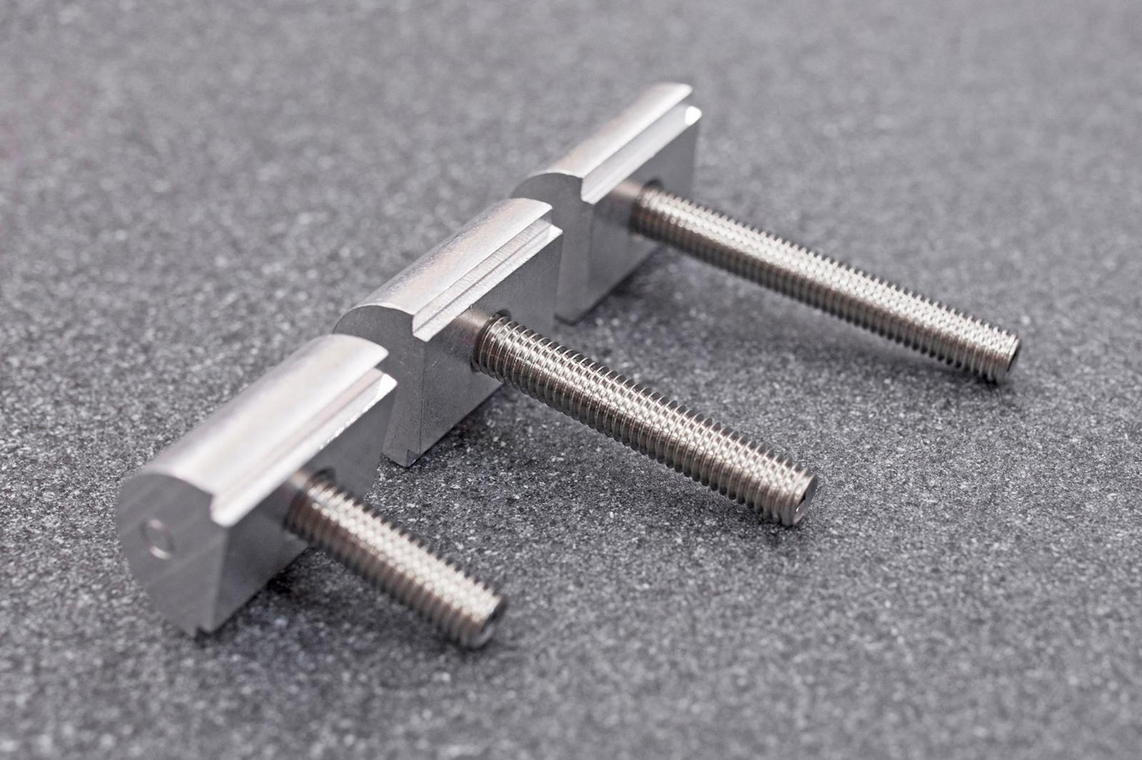 40 mm kiinnityspultti varusteiden kiinnittämistä varten.