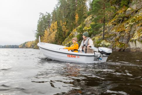 Hiljainen sähköperämoottori tekee veneilystä luontoelämyksen.