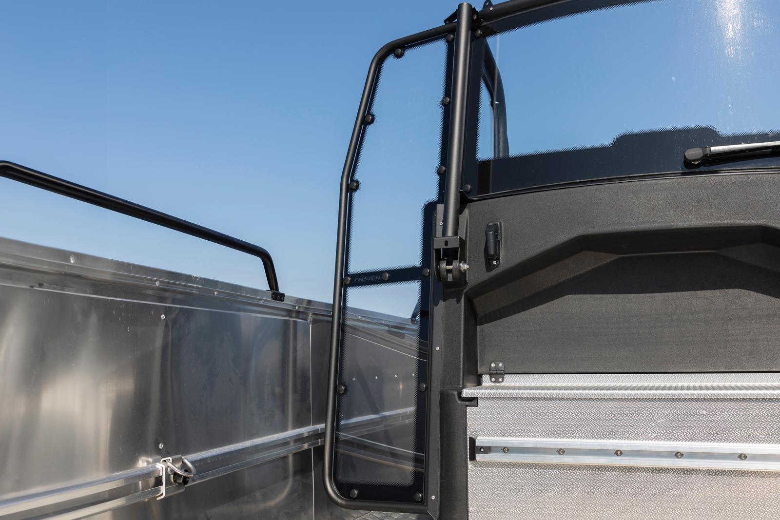 Sivuovet asennetaan kiinni pulpetin molemmin puolin tuomaan lisää tuulensuojaa. 