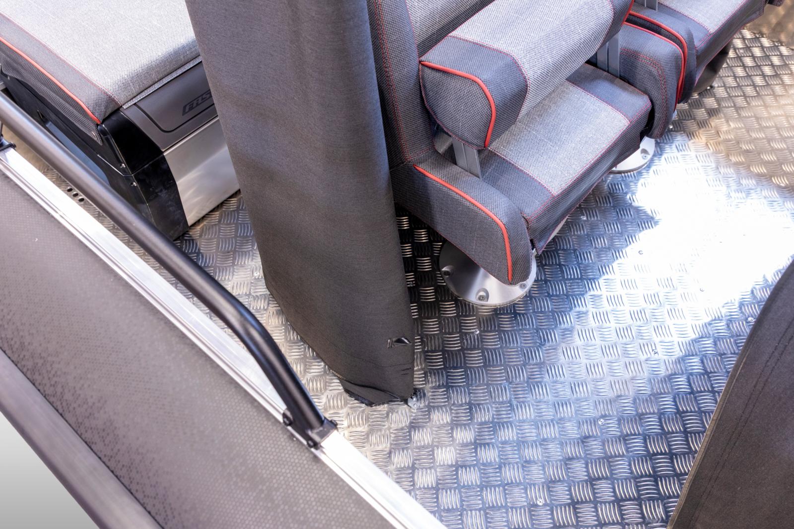 Faster 635CC -mallin t-top -katoksen takaosa. Hintaan kuuluu t-top takaseinä/ikkuna sekä sivuseinät, jotka kiinnitetään t-top-katokseen vetoketjuilla. Itse t-top -rakenne/katos ei sisälly hintaan.