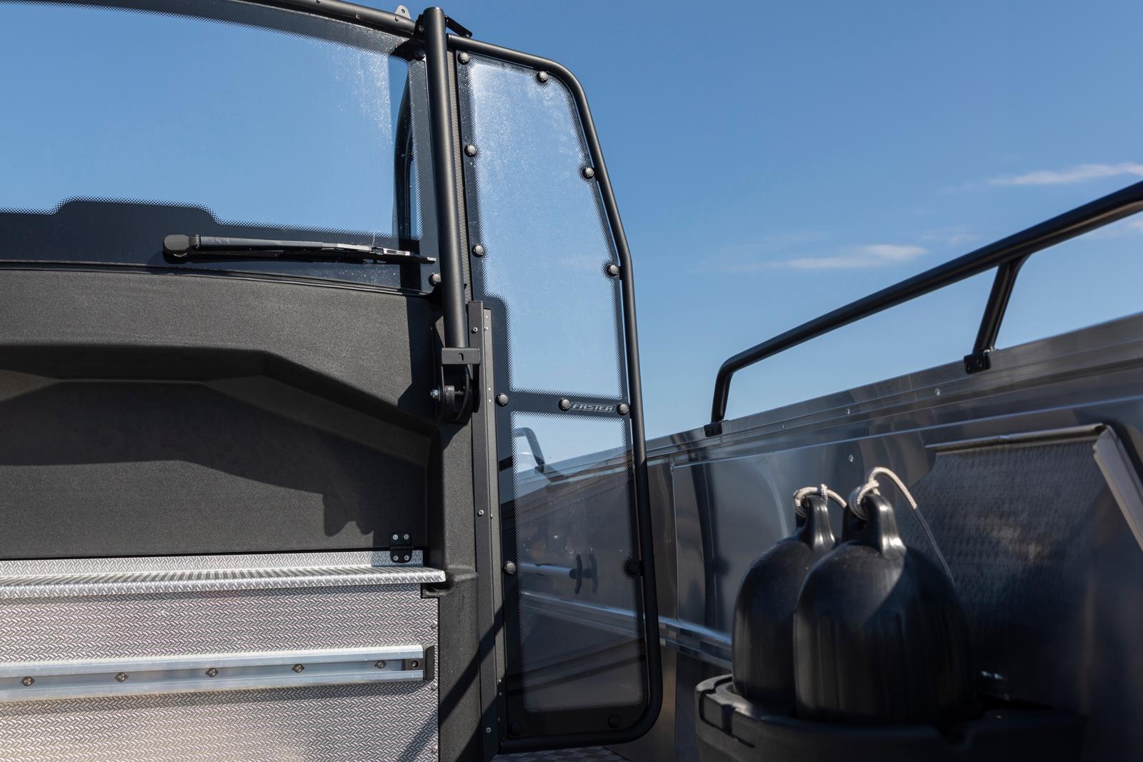 Sivuovet asennetaan kiinni pulpetin molemmin puolin tuomaan lisää tuulensuojaa. 